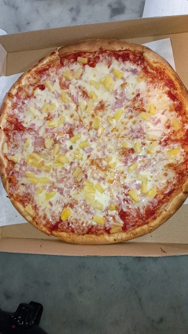 14" Hawaiian Pizza.