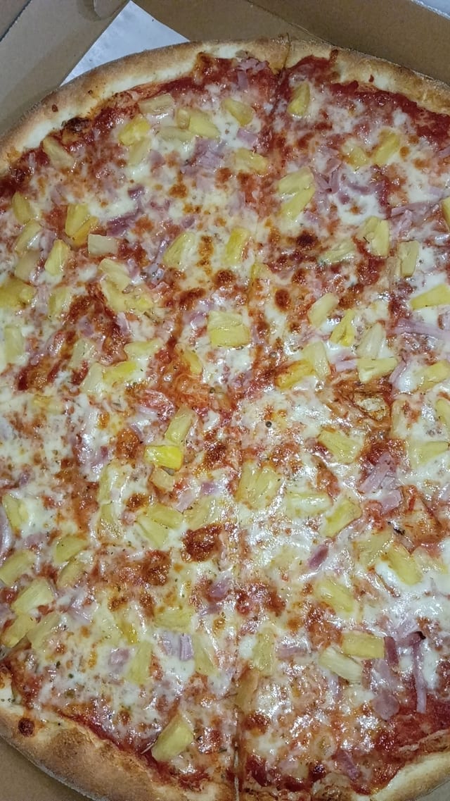 16" Hawaiian Pizza.