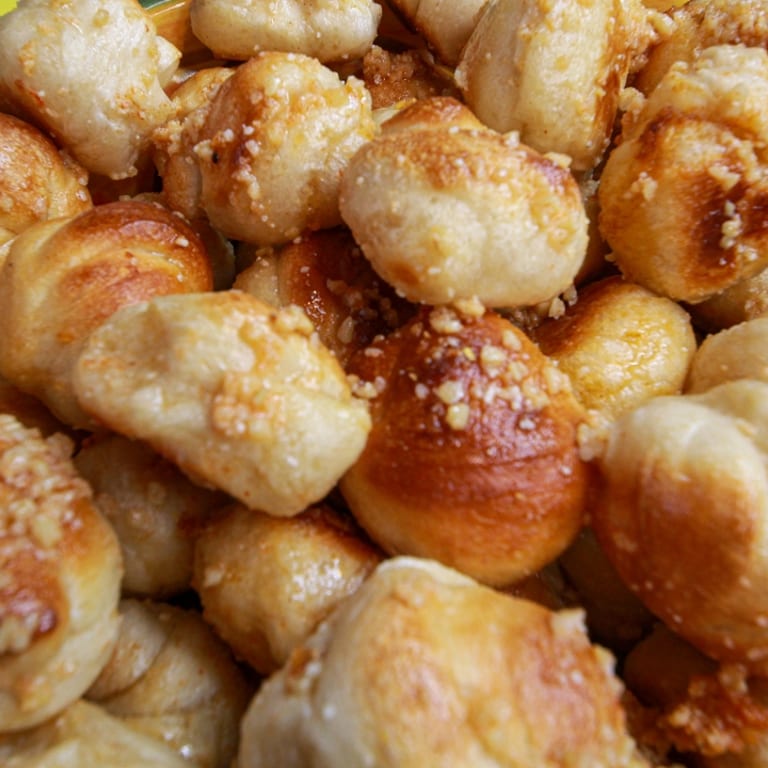 Delicious Garlic Knots: A Must-Try Italian Appetizer